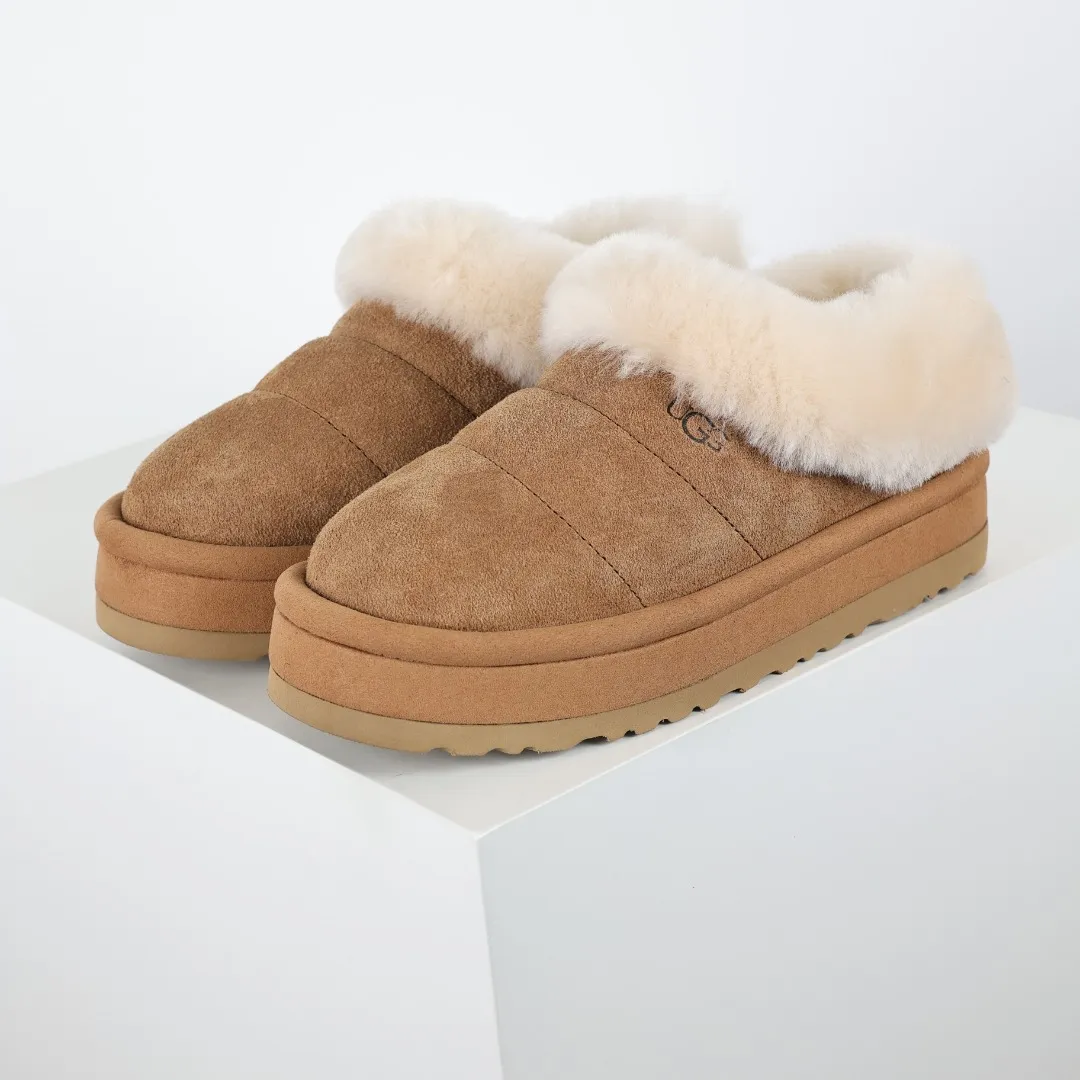 Pick up locally💰660 Core recommendation Good price Cashmere insoles are a very suitable choice for keeping warm in winter and at home. In the new year, uug launched a series of styles, which are partially geared towards the preferences of young consumers and have also moved to the forefront of fashion trends. Shoe body material Water-repellent coated suede upper 17mm UGGPURE™ implanted wool insole Lightweight non-slip comfortable rubber outsole With brand LOGO Trademark Comes with a full set of packaging Size: 35 36 37 38 39 40